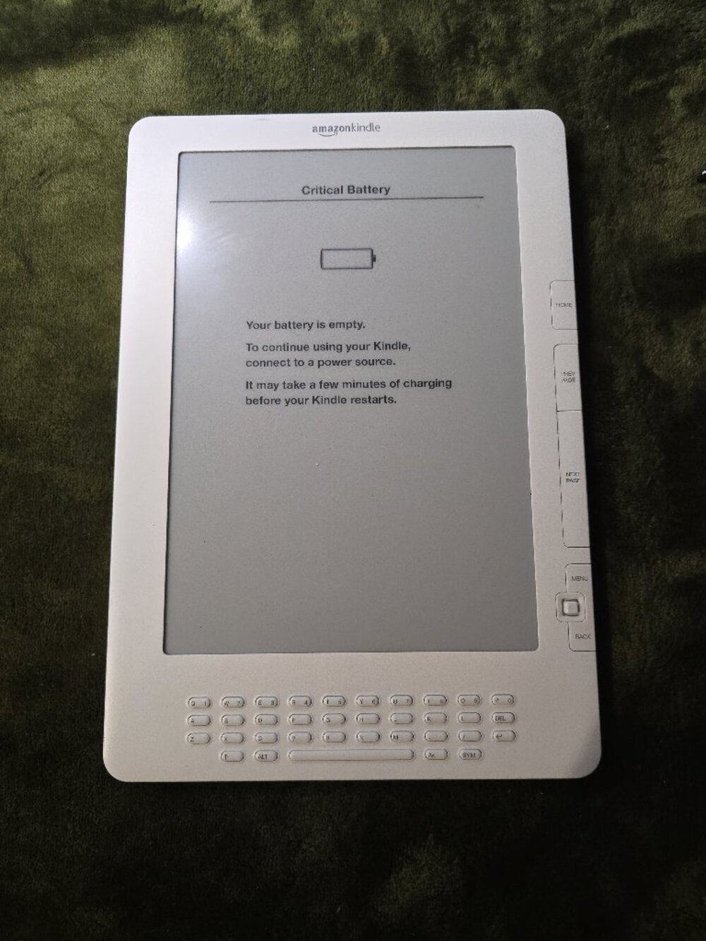 Amazon Kindle DX D00611 White 9.7" E-Reader - Works on Power, Needs Battery